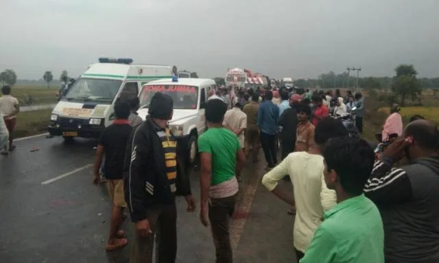 ବାଇକକୁ ପିଟିଲା କାର୍‌, ୩ ମୃତ