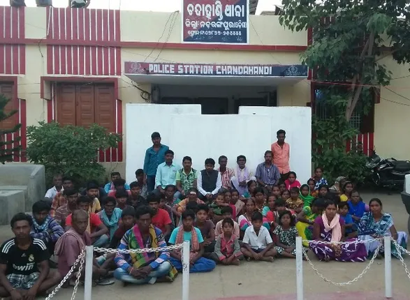 ରାଜକୋଟରେ ଗୋଷ୍ଠୀ ସଂଘର୍ଷ : ଥାନାରେ ଆଶ୍ରୟ ନେଇଛନ୍ତି ଶତାଧିକ ଲୋକ