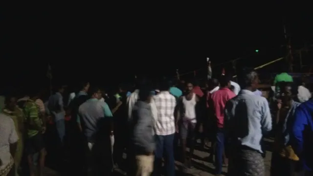 ଚାନ୍ଦବାଲି: ଟ୍ରଲର ଧକ୍କାରେ ମାଲବୋଝେଇ ବୋଟ୍‌ ଦୁର୍ଘଟଣା ଗ୍ରସ୍ତ, ୩ ଉଦ୍ଧାର