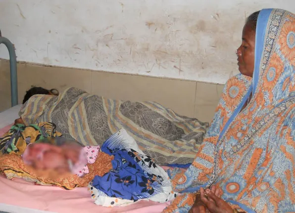 ରାସ୍ତା କଡ଼େ ପୁତ୍ର ସନ୍ତାନ ଜନ୍ମ