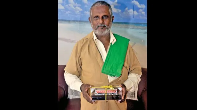 ଷ୍ଟେସନ କୁଲି ଯାତ୍ରୀଙ୍କୁ ଫେରାଇଲେ ୫.୭୫ଲକ୍ଷ ଟଙ୍କା