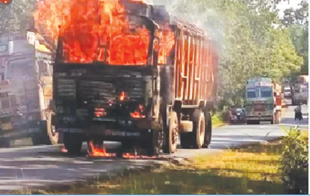 ଇଂଜିନରୁ ନିଆଁ ଲାଗି ଜଳିଗଲା ଟ୍ରକ:ବର୍ତ୍ତିଲେ ଖଲାସି ଓ ଚାଳକ