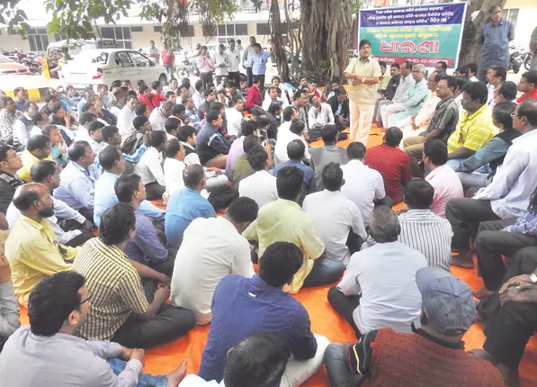 ସମବାୟ କର୍ମଚାରୀ ଚାଷୀଙ୍କ ସମସ୍ୟା ସହ ନିଜକୁ ଯୋଡ଼ନ୍ତୁ