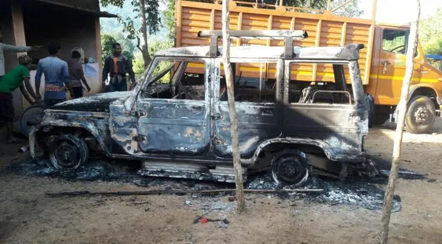 ରାୟଗଡ଼ା: ପ୍ରଧାନମନ୍ତ୍ରୀ ସଡ଼କ ଯୋଜନାକୁ ବିରୋଧ: ଠିକା କ୍ୟାମ୍ପ୍‌ରେ ଯାନବାହନ ପୋଡ଼ି ଦେଲେ ନକ୍ସଲ୍‌