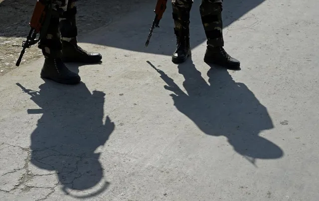 ସ୍ୱାମୀଙ୍କ ସୂଚନା ଆଧାରରେ ଘର ତଲାସ କରି ଜୁନିୟର୍‌ଙ୍କ ପତ୍ନୀଙ୍କ ସହ କର୍ଣ୍ଣେଲ୍‌ଙ୍କୁ ଧରାଗଲା