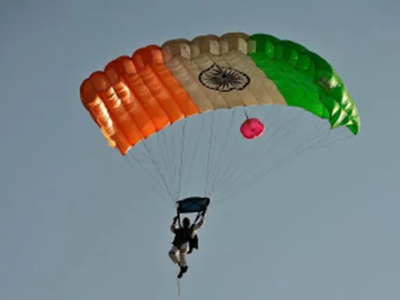 କଟକ: ପାରାଚ୍ୟୁଟରୁ ଖସି ବାୟୁସେନାର ଜଣେ ସୈନିକ ନିଖୋଜ