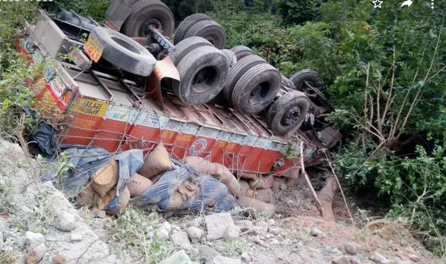 କୋରାପୁଟ: ଘାଟି ତଳକୁ ଓଲଟିଲା ଧାନ ବୋଝେଇ ଟ୍ରକ, ୩ ମୃତ, ଜଣେ ଗୁରୁତର