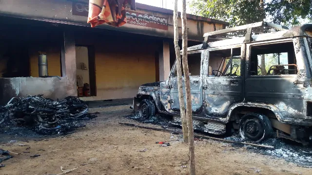 ଠିକା କ୍ୟାମ୍ପର ୧୦ ଗାଡ଼ି ଜାଳିଲେ ମାଓବାଦୀ