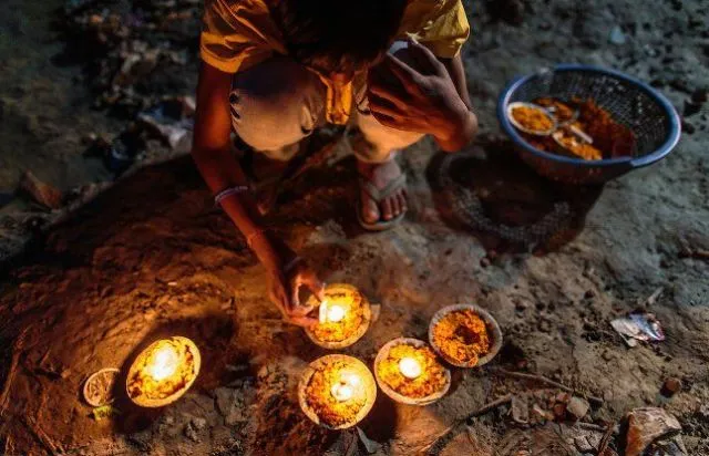 ଏହି ମନ୍ଦିରରେ ତେଲ ବା ଘିଅରେ ନୁହେଁ , ପାଣିରେ ଜଳାଯାଏ ଦୀପ