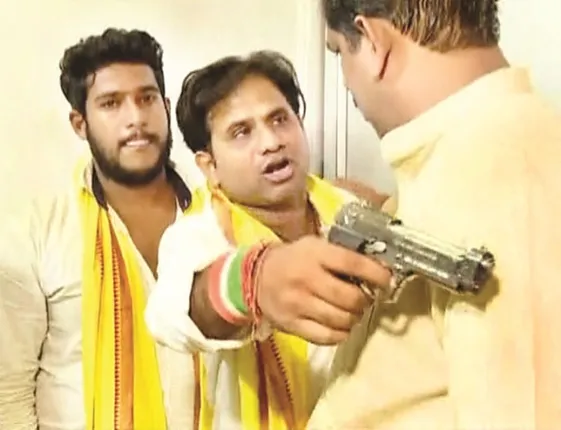 ବିଜେପି ରାଜ୍ୟ ସଭାପତିଙ୍କ ମୁଣ୍ଡରେ ଲଗାଇଲେ ବନ୍ଧୁକ