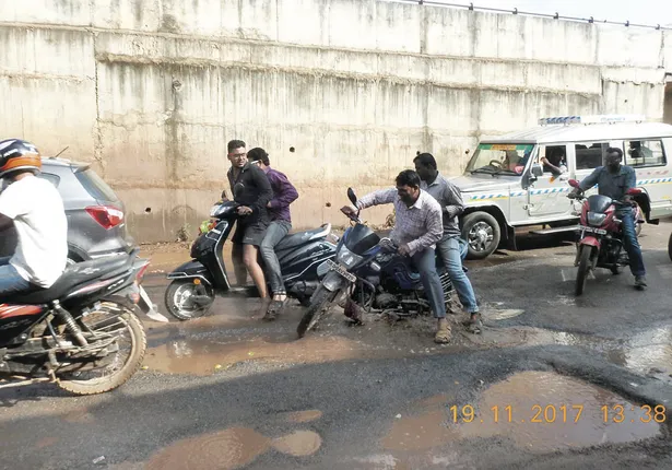 ବମିଖାଲ ରାସ୍ତାରେ ବଡ଼ ବଡ଼ ଖାଲ : ମୃତ୍ୟୁ ସହ ମୁହାଁମୁହିଁ