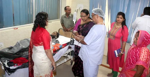 ଏସିଡ୍‌ ପୀଡ଼ିତାଙ୍କୁ ଭେଟିଲେ ରାଜ୍ୟ ସମାଜ ମଙ୍ଗଳ ଅଧିକାରୀ