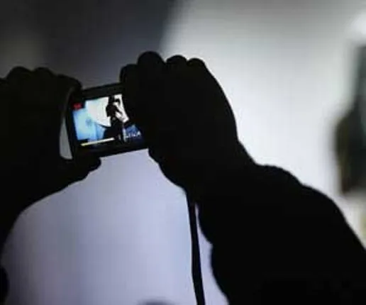 ମହଙ୍ଗା ପଡ଼ିଲା ଫେସ୍‌ବୁକ ପ୍ରେମ: ପ୍ରେମିକାର ଭିଡିଓ ଭାଇରାଲ୍‌ କରି ବନ୍ଧାହେଲା ପ୍ରେମିକ