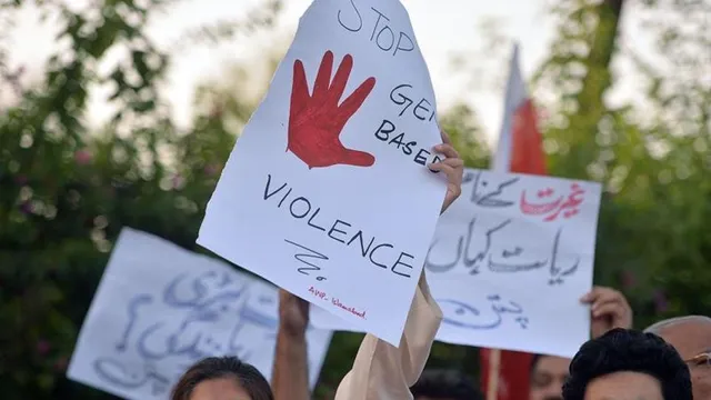 ପାକିସ୍ତାନ: ଭାଇ ପ୍ରେମ କଲା; ଦଣ୍ଡ ସ୍ୱରୂପ ଭଉଣୀକୁ ବିବସନା କରି ରାସ୍ତାରେ ଚଲାଇଲେ ଲୋକେ