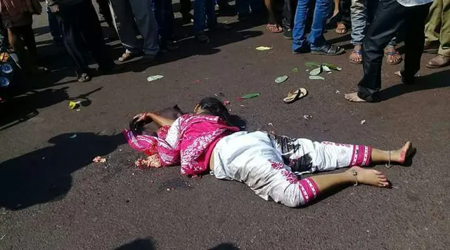 ପାରାଦୀପରେ ସଡ଼କ ଦୁର୍ଘଟଣା: ପତି-ପୁତ୍ରଙ୍କ ଆଗରେ ଜୀବନ ହାରିଲେ ମହିଳା