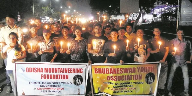 କନିଷ୍ଠ ପର୍ବତାରୋହୀ ଲାଲୁଙ୍କ ବିୟୋଗରେ ମହମବତି ଶୋଭାଯାତ୍ରା