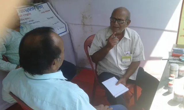 କଳିଙ୍ଗ ହର୍ବାଲ୍‌ ମେଳା : ହାତ ଦେଖି ରୋଗ ଚିହ୍ନଛନ୍ତି ନାଡ଼ିବୈଦ୍ୟ