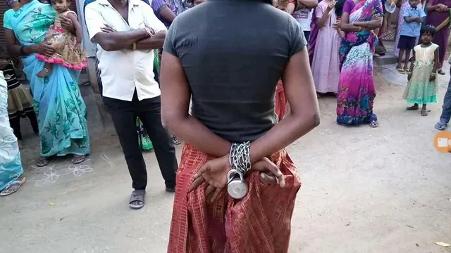 ପରିବାର ଲୋକେ ଯୁବତୀଙ୍କୁ ଲୁହା ଚେନ୍‌ରେ ବାନ୍ଧି ରଖିଥିଲେ;ଜାଣନ୍ତୁ କାହିଁକି