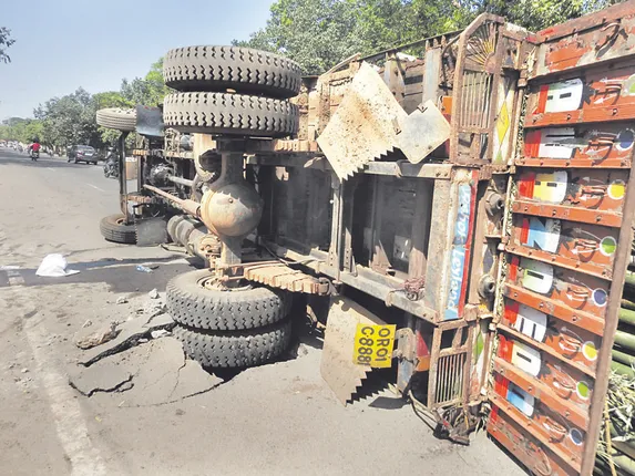 ମ୍ୟାନହୋଲ୍‌ରେ ଦବିଲା ବାଉଁଶ ବୋଝେଇ ଟ୍ରକ