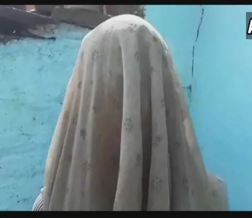 ୭୦ଟଙ୍କା ଚୋରି କରିଥିବା ସନ୍ଦେହରେ ୨ଛାତ୍ରୀଙ୍କୁ ପୋଷାକ ଖୋଲିବାକୁ କହିଲେ ଶିକ୍ଷୟିତ୍ରୀ