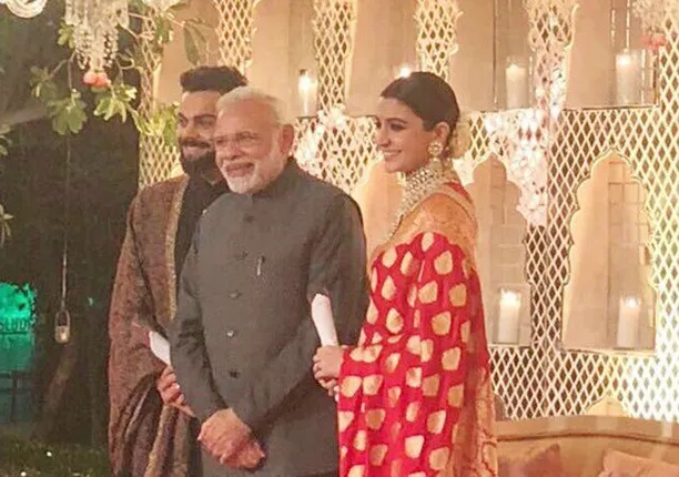 ବିରୁଷ୍କାଙ୍କ ଭୋଜିରେ ପହଞ୍ଚି ପ୍ରଧାନମନ୍ତ୍ରୀ ମୋଦି ଦେଲେ ଏହି ଉପହାର