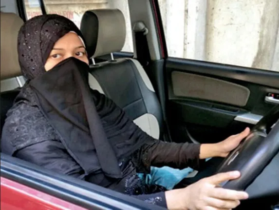 ଦିନରେ ମାଆ, ରାତିରେ ବୁର୍ଖାପିନ୍ଧା ଟ୍ୟାକ୍‌ସି ଡ୍ରାଇଭର୍‌