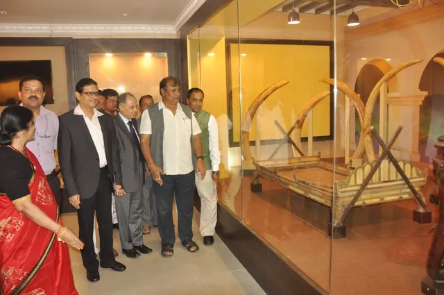 ରାଜ୍ୟ ସଂଗ୍ରହାଳୟରେ ହାତୀଦାନ୍ତ ଗ୍ୟାଲେରୀକୁ ଉଦ୍‌ଘାଟନ କରୁଛନ୍ତି ସଂସ୍କୃତି ମନ୍ତ୍ରୀ ଅଶୋକ ପଣ୍ଡା।