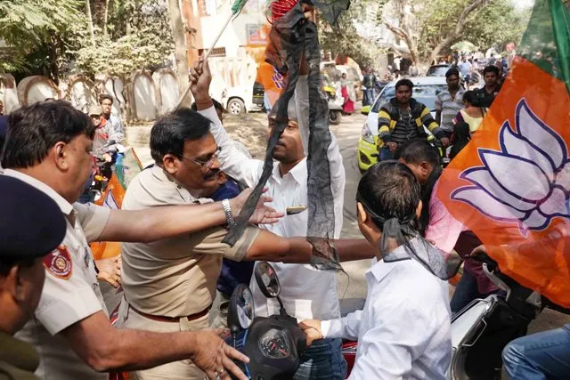 ପୁଲିସ ଗାଡ଼ିକୁ ବିଜେପିର ଅଣ୍ଡା ମାଡ଼, ଚୂଡ଼ି ପ୍ରଦର୍ଶନ