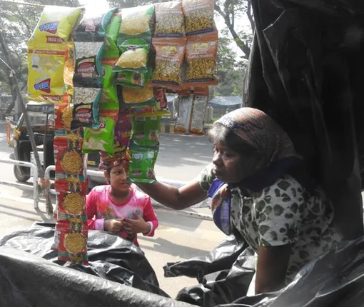 ଦିବ୍ୟାଙ୍ଗ ବୃଦ୍ଧା ଦୋକାନ କରି ଗୁଜୁରାଣ ମେଣ୍ଟାଉଛନ୍ତି (ବିଭୂତି)