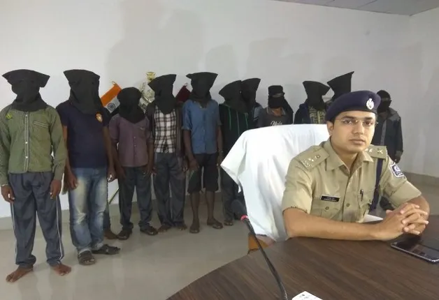 ୧୨ ନକ୍ସଲ ଗିରଫ