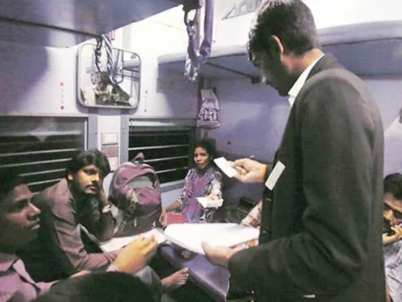 ଯାତ୍ରୀଙ୍କୁ ଚଳନ୍ତା ଟ୍ରେନରୁ ଫିଙ୍ଗିଦେଲେ ନକଲି ଟିଟିଇ