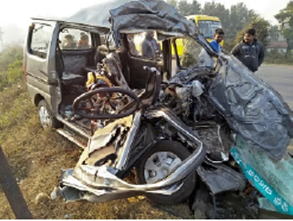 ଟ୍ରକ-କାର୍‌ ଧକ୍କା, ୩ ମୃତ, ୫ ଗୁରୁତର