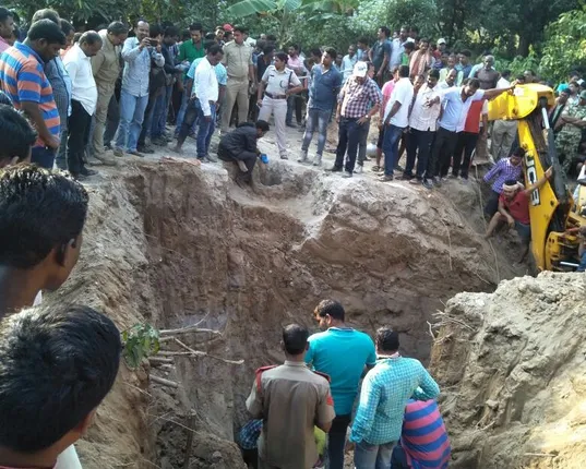 ବୋରୱେଲରେ ପଡ଼ି ୩୦ ଫୁଟ ତଳୁ କାନ୍ଦୁଛି ରାଧା, ତ୍ୱରାନ୍ଵିତ ହୋଇ ପାରୁନି ଉଦ୍ଧାର କାର୍ଯ୍ୟ