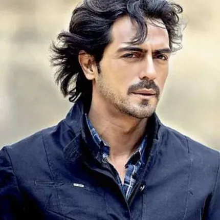 ସାର୍ବଜନୀନ ସ୍ଥାନରେ ଆପତ୍ତିଜନକ କାର୍ଯ୍ୟ କରି ଜରିମାନା ଗଣିଲେ ଅର୍ଜୁନ ରାମପାଲ୍‌