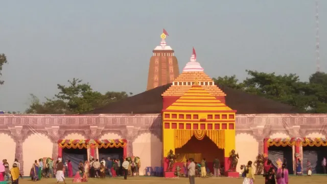 ବାଲେଶ୍ୱର: ଆଇଟିଆଇ ପଡ଼ିଆରେ ଜଗନ୍ନାଥଙ୍କ ୩୨ ବେଶ ପାଇଁ ପ୍ରସ୍ତୁତ ତୋରଣ। (ଫଟୋ: ମନୋଜ ବିଶ୍ୱାଳ)