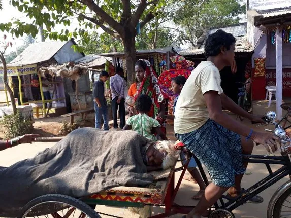 ଆସିଲାନି ଆମ୍ବୁଲାନ୍‌ସ, ଟ୍ରଲିରେ ବାପାଙ୍କୁ ନେଲା ପୁଅ