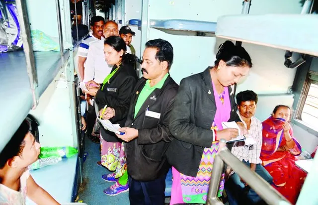 ଚଳନ୍ତା ଟ୍ରେନରେ ଡ଼େବିଟ୍‌ ଏବଂ କ୍ରେଡ଼ିଟ୍‌ କାର୍ଡ଼ରେ ଆଦାୟ ହେବ ଦେୟ, ଟିଟିଇ ଧରିବେ ଟ୍ୟାବ୍‌ ଏବଂ ସ୍ୱାଇପିଙ୍ଗ୍‌ ମେସିନ୍‌