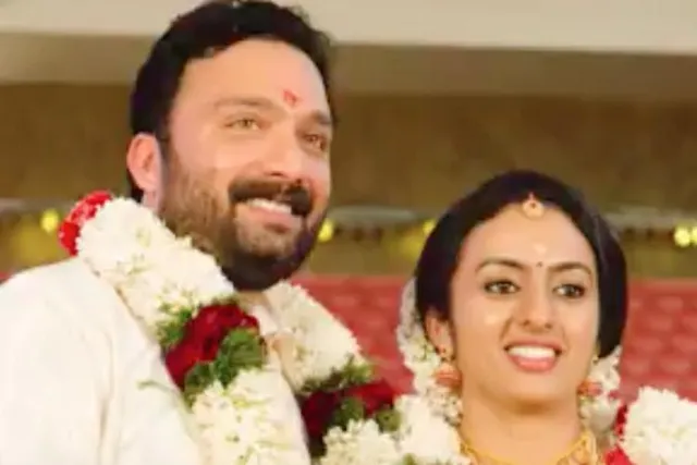 ବିବାହ ମଣ୍ଡପରେ ସମୟରେ ପହଞ୍ଚିବାକୁ କାର୍‌ ଛାଡ଼ି ମେଟ୍ରୋରେ ଗଲେ ବର