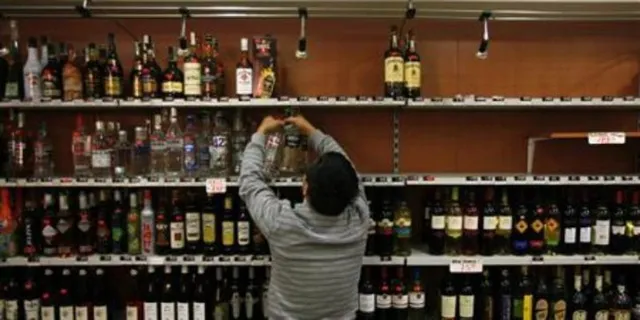 ମଦ ପାଇଁ ସରକାରଙ୍କୁ ଘେରିଲେ, ବର୍ଷିଲେ ସାମାଜିକ ସଂଗଠନ, ବିରୋଧୀ