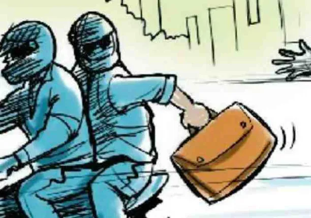 ବାଇକ୍‌ ଧକ୍କା ଦେଇ ଯୁବତୀଙ୍କଠାରୁ ଛଡ଼ାଇନେଲେ ୭୦ ହଜାର