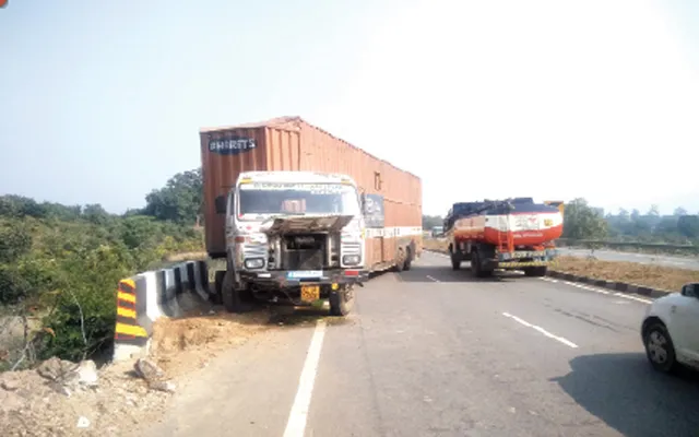 ଟ୍ରେଲର ଦୁର୍ଘଟଣାଗ୍ରସ୍ତ, ରାଜପଥ ଜାମ