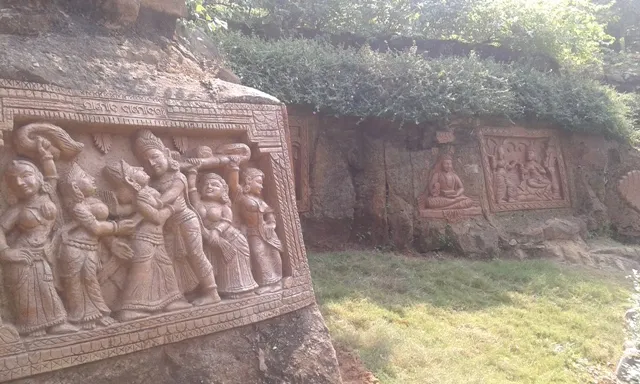 ବାହାରେ ତାଲା, ଭିତରେ ଭୋଜିଭାତ