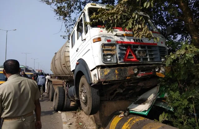 ରସୁଲଗଡ଼ ଓଭରବ୍ରିଜ ନିକଟରେ ଓଲଟି ପଡ଼ିଲା ଟ୍ୟାଙ୍କର
