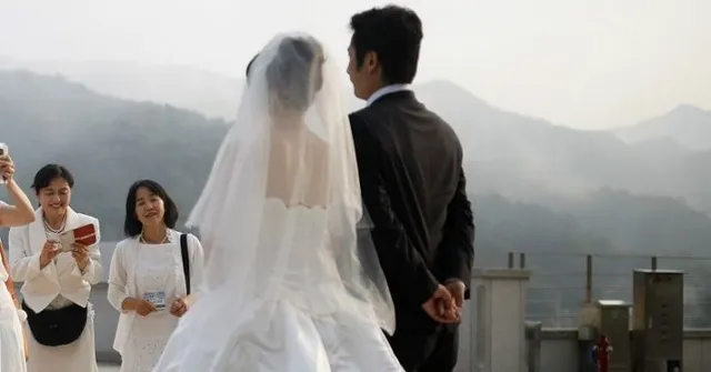 ନିଜଠାରୁ ୧୫ ବର୍ଷ ସାନ ଯୁବକଙ୍କୁ ବିବାହ କରିବାକୁ ୫ ମିଲିୟନ୍‌ ୟାନ୍‌ ଯୌତୁକ ଦେଲେ ଚୀନ ମହିଳା