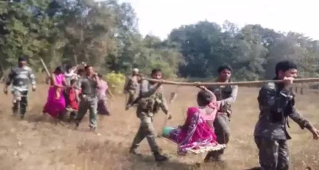 ମାଓବାଦୀଙ୍କ ବୋମା ବିସ୍ଫୋରଣରେ ଆହତ ମହିଳାଙ୍କୁ ୭କିମି ଭାରରେ ବୋହିଲେ ଯବାନ