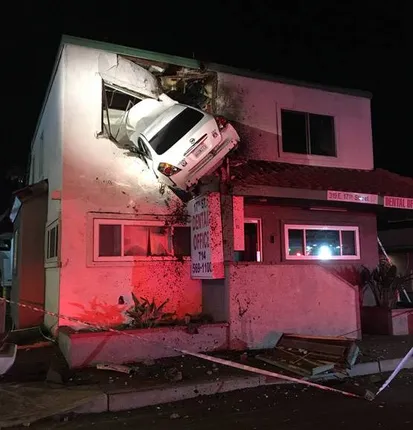 ଡିଭାଇଡର ସହିତ ଧକ୍କା ଖାଇ ଦ୍ୱିତୀୟ ମହଲାରେ ପଶିଲା କାର, ଚାଳକ ଗୁରୁତର