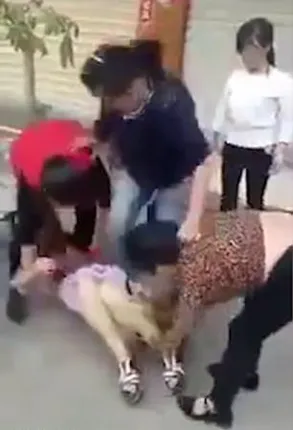 ମଝି ରାସ୍ତାରେ ଅନ୍ତସତ୍ତ୍ୱାଙ୍କୁ ପିଟିଲେ ମହିଳା, କହିଲେ ମୋ’ ସ୍ୱାମୀଙ୍କ ସହିତ ସମ୍ପର୍କ ଥିଲା