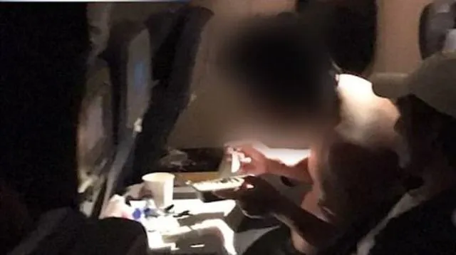 ନିଜ ମଳକୁ ବିମାନ ଭିତରେ ଖେଳାଇ ଦେଇଥିଲେ ଏହି ଯାତ୍ରୀ, ଜରୁରୀକାଳୀନ ଅବତରଣ କଲା ବିମାନ