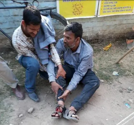 ଧାରଣାରତ ଆମ୍ବୁଲାନ୍ସ କର୍ମଚାରୀଙ୍କୁ ପୁଲିସର ଲାଠିମାଡ, ଜଣେ ଆହତ