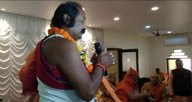 ବରଗଡ଼ ଧନୁଯାତ୍ରା ଶେଷ ହେବା ପରେ ପୁରୀରେ ଶଙ୍କରାଚାର୍ଯ୍ୟଙ୍କଠାରୁ ଆଶୀର୍ବାଦ ନେଉଛନ୍ତି କଂସ ମହାରାଜ